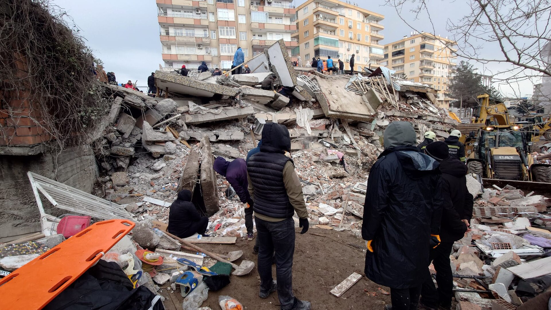 Imagem ilustrativa de um edifício danificado após um terremoto